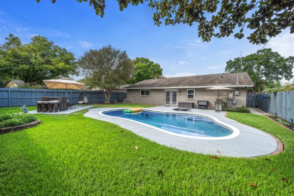 Pool Stay Near DT, Heights | WiFi Games | Yard BBQ