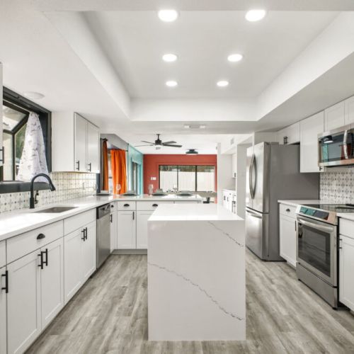 Fully equipped kitchen with high quality granite countertop.