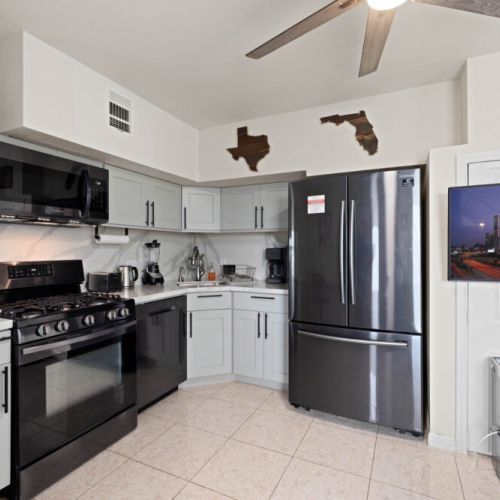 Fully equipped kitchen with stainless steel appliances and high quality granite countertops. Coffee bar included!