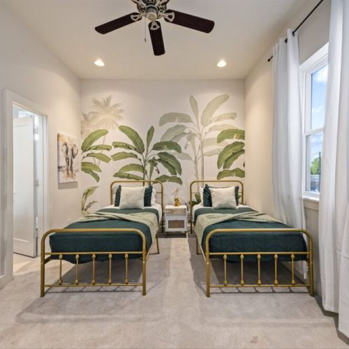 3rd bedroom with 2 twin size beds