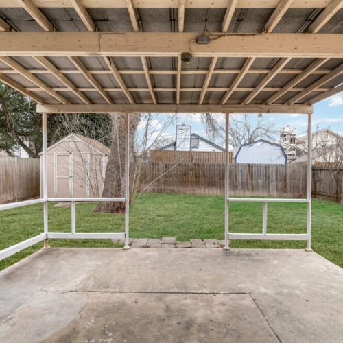 Ideal for enjoying a lighthearted and refreshing moment outdoors with your loved ones.