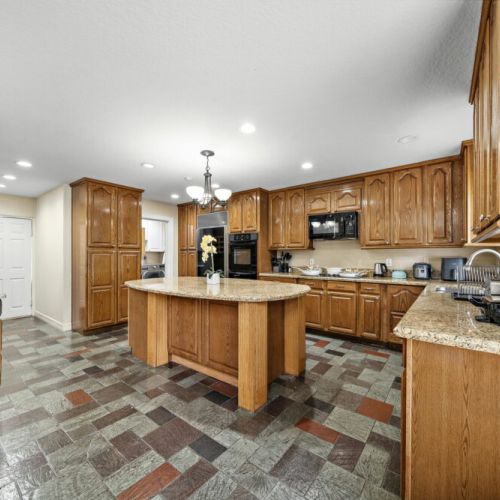Huge kitchen! Ready to cook?