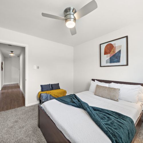 2nd bedroom with full size bed.
