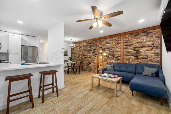 Apt Nr Montrose Midtown Museums | Desk Games WiFi
