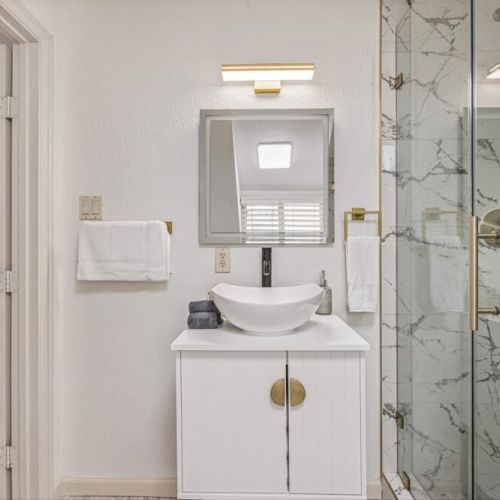 3rd full bathroom is fully stocked with all you need.