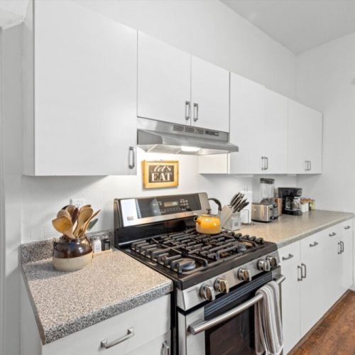 Fully equipped kitchen with high quality granite countertops.