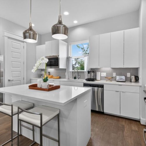 Fully equipped kitchen with high quality granite countertop.