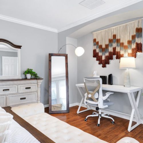 Do you need to finish some work? No problem, we got you covered! We have a workstation + 1 ergonomic chair. Plus, we include a full-length mirror.