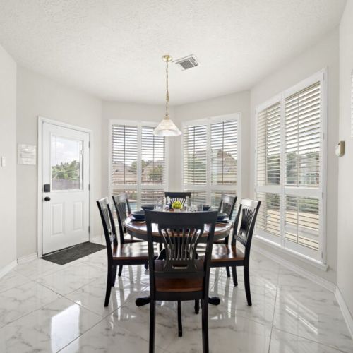 Dining area with direct access to the pool.