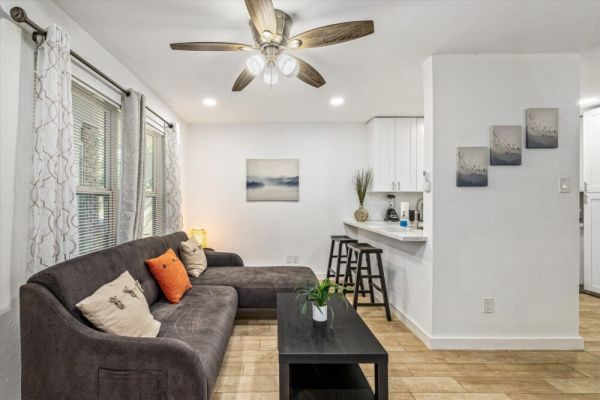 Near Midtown + Montrose Apt | Games Desk WiFi TV