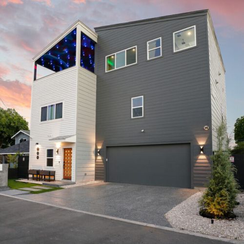 Beautiful home with private garage, large groups are welcomed.