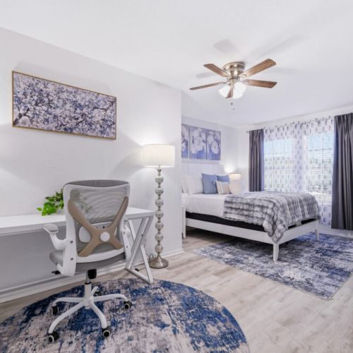 Do you need to finish some work? No problem, we got you covered! We have a workstation + 1 ergonomic chair.