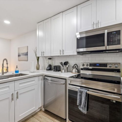 Fully equipped kitchen with high quality granite countertops.
