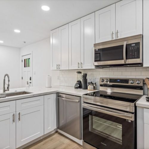 Fully equipped kitchen with high quality granite countertops.
