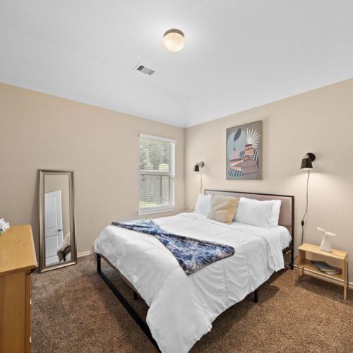 3rd bedroom with queen size bed.