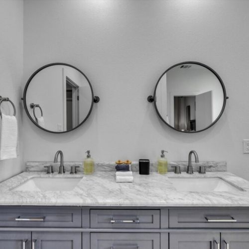 Dual sink included for maximun comfort.