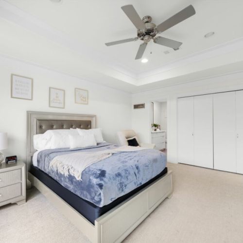 2nd bedroom with queen size bed.