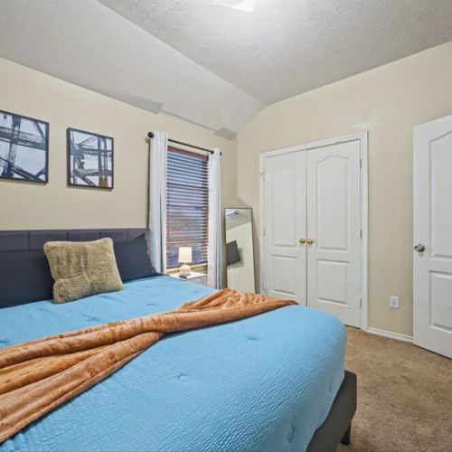 3rd bedroom with queen size bed.
