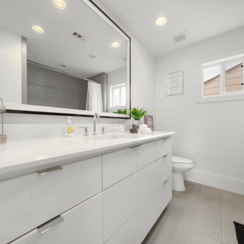 2nd full bathroom is fully stocked with all you need.