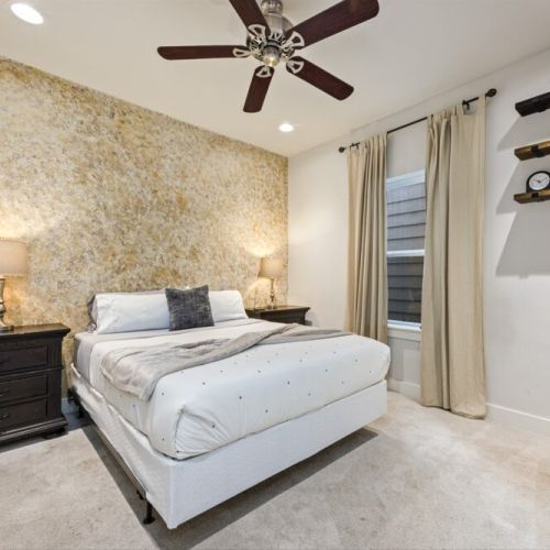 2nd bedroom with queen size bed