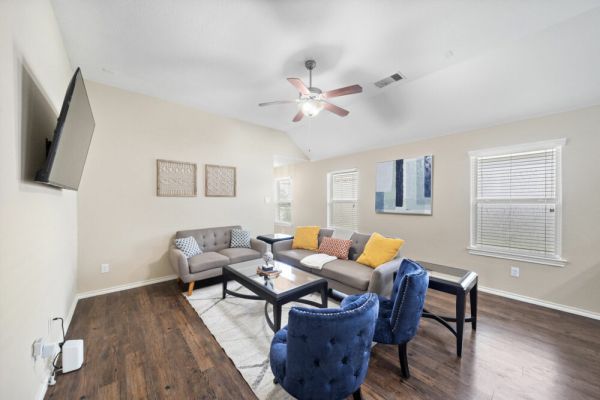 Cozy Getaway Nr Airport | WiFi | BBQ | Yard | Pet