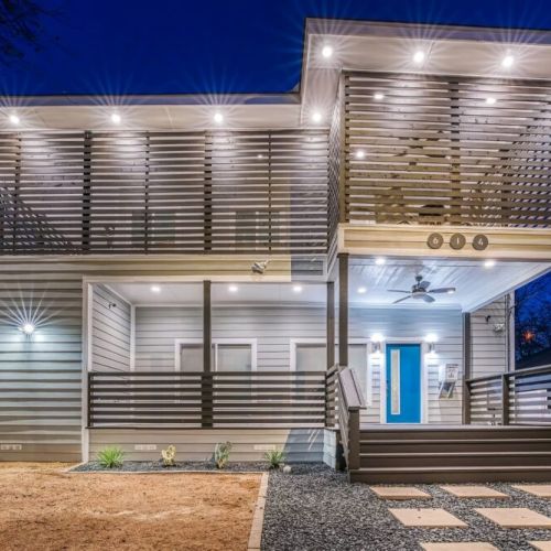 Beautiful home with private parking large groups are welcomed.