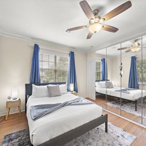 2nd bedroom with queen size bed.