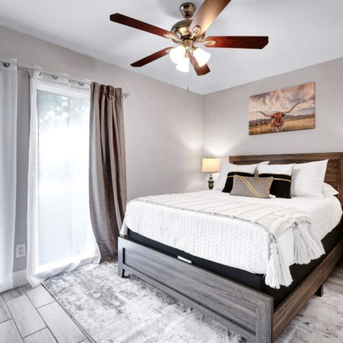 2nd bedroom with queen size bed.