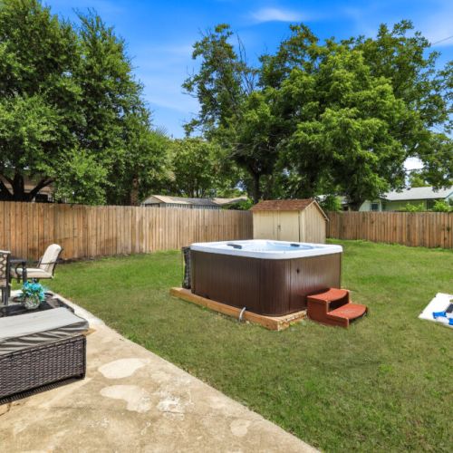 Enjoy with all the family a peaceful dinner on the cozy backyard, then relax in the inviting hot tub