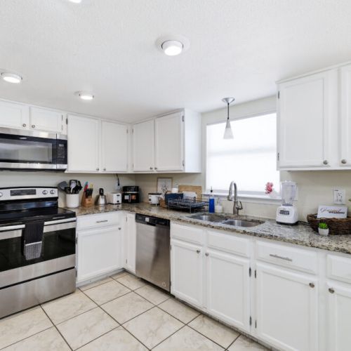 Fully equipped kitchen with high quality granite countertops.