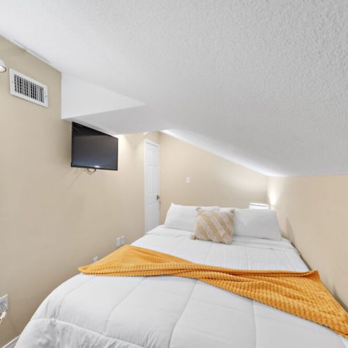 5th bedroom with queen size bed.