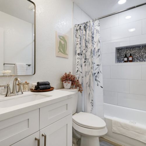 2nd full bathroom is fully stocked with all you need.