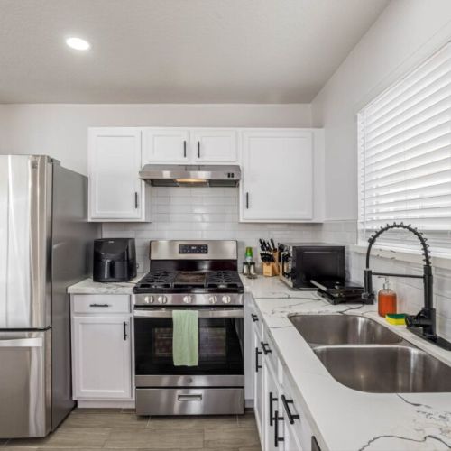 Fully equipped kitchen with high quality granite countertops.
