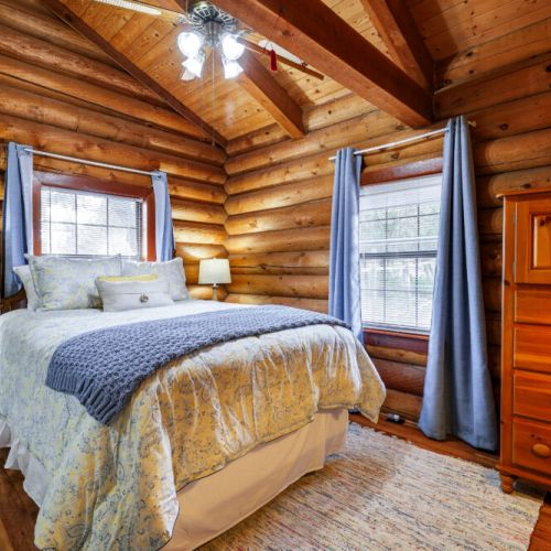 2nd bedroom with queen size bed.