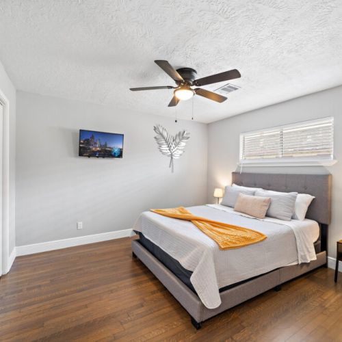2nd bedroom with queen size bed.