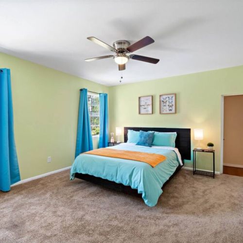3rd bedroom with queen size bed.