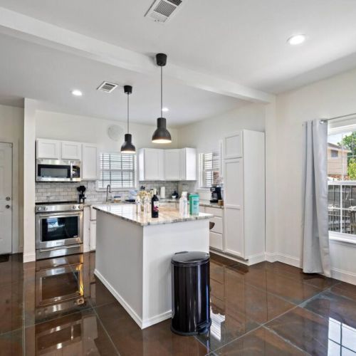 Fully equipped kitchen with high quality granite countertops.
