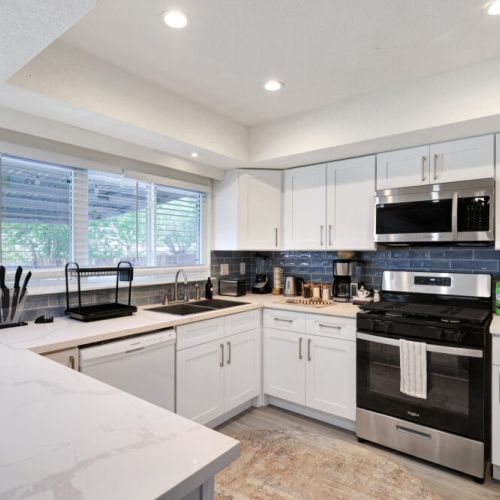 Fully equipped kitchen with high quality granite countertops.