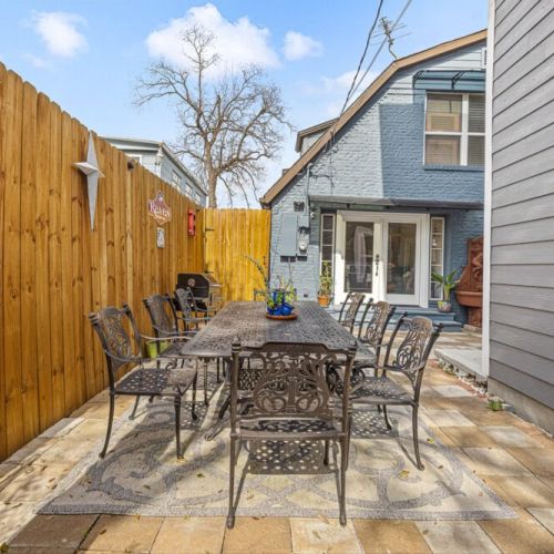 Enjoy with all the family a peaceful dinner on the cozy patio.