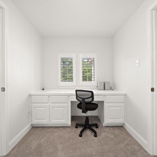 Additional private studio in case you need more working area.