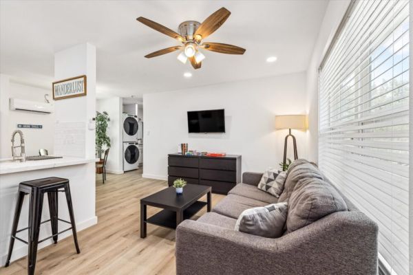 Near Montrose + Midtown Flat | Desk TV Games WiFi