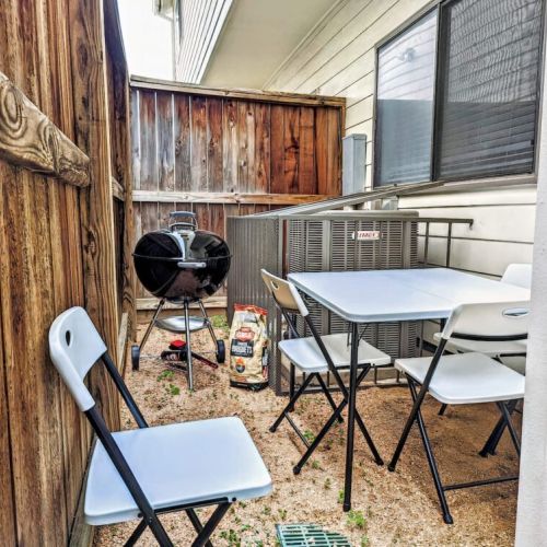 Back patio with grill, and table/chairs for 6.