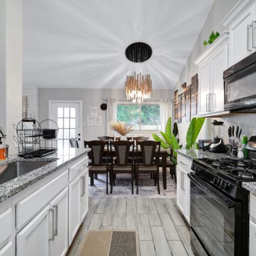Fully equipped kitchen with high quality granite countertops.