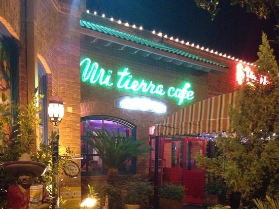 Mi Tierra Café y Panadería neon and holiday coverage photo 1
